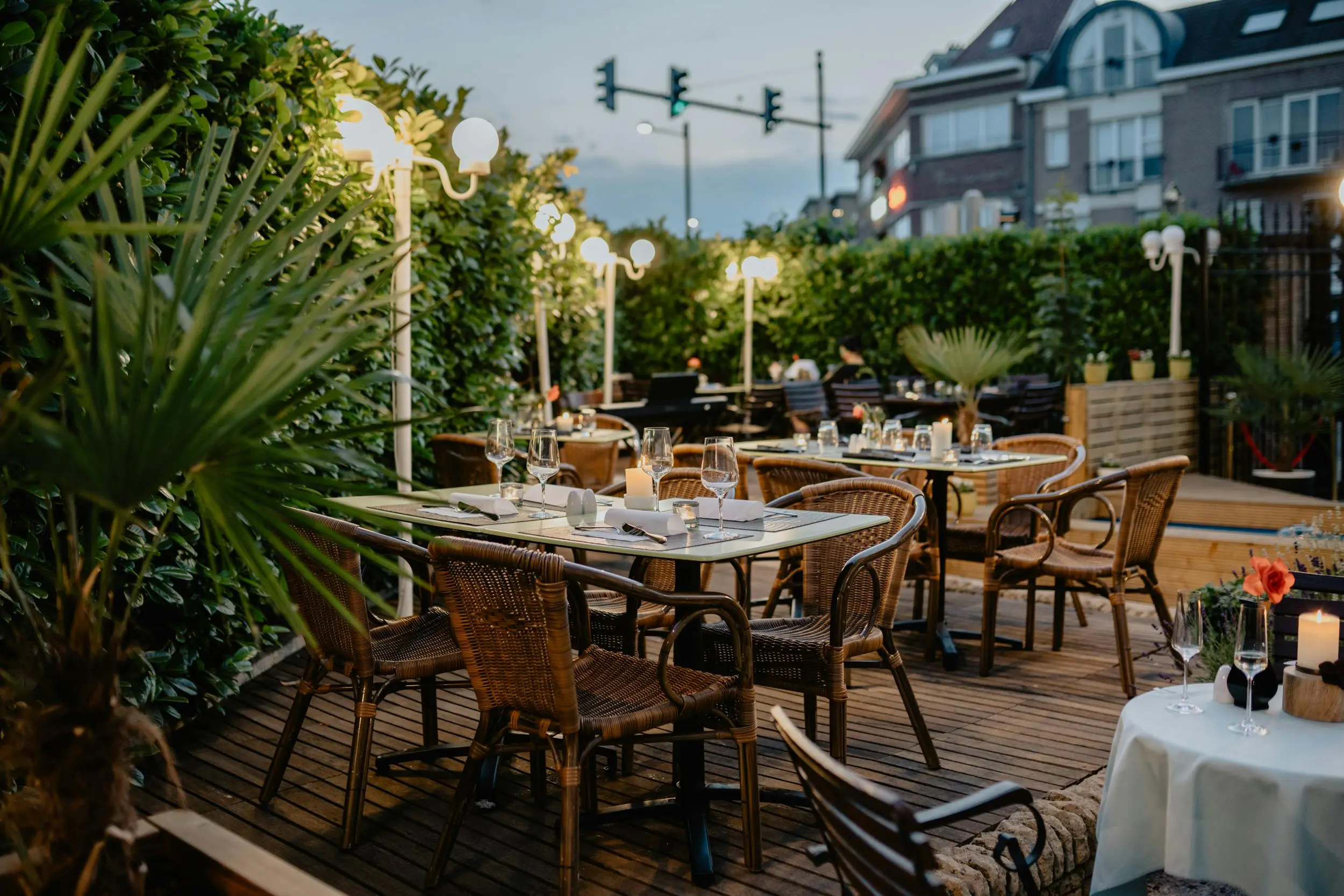 Gestionnaire de restaurant analysant ses ratios de rentabilité sur un tableau de bord
