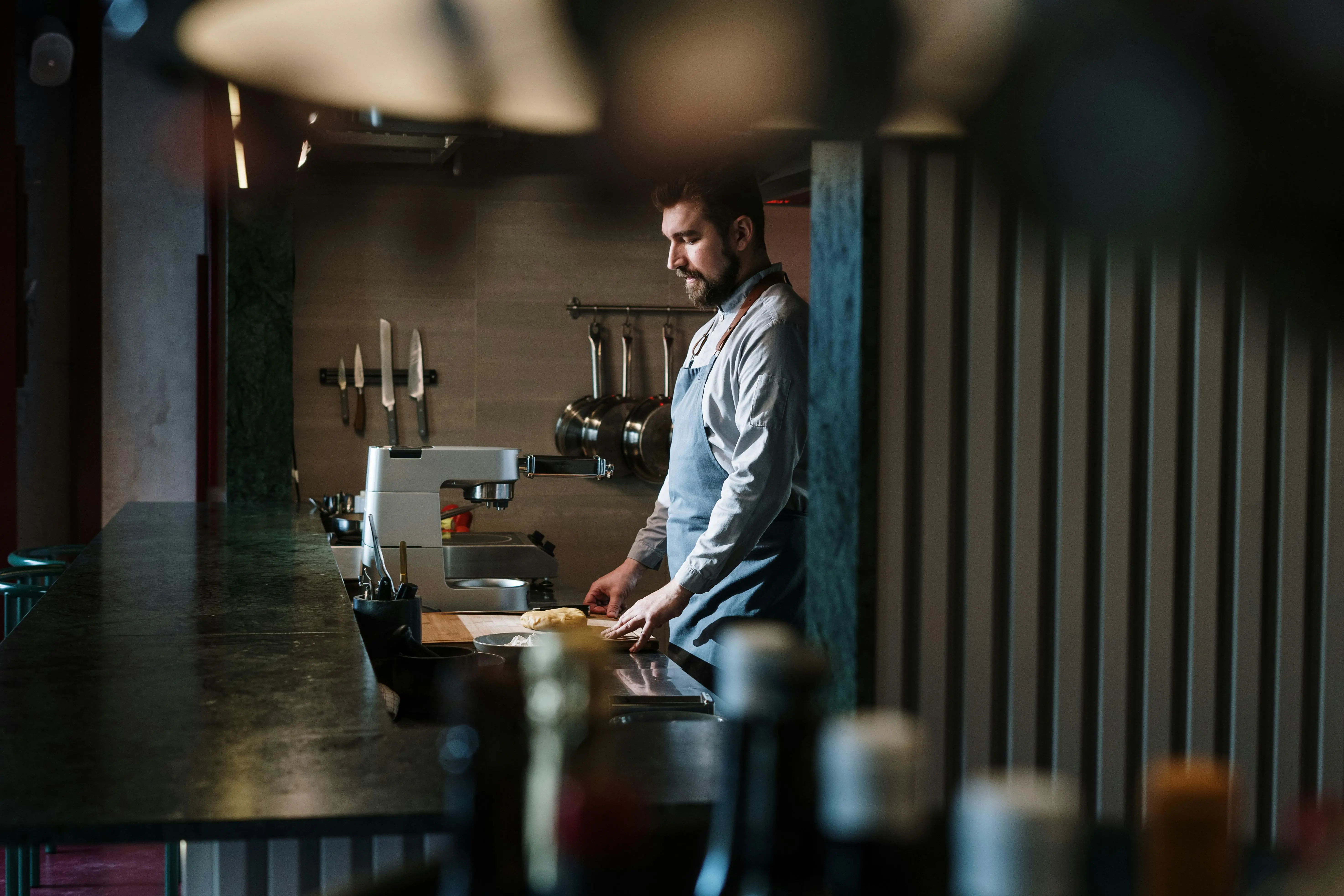 Relevé de température avec sonde à cœur en cuisine professionnelle — traçabilité HACCP obligatoire